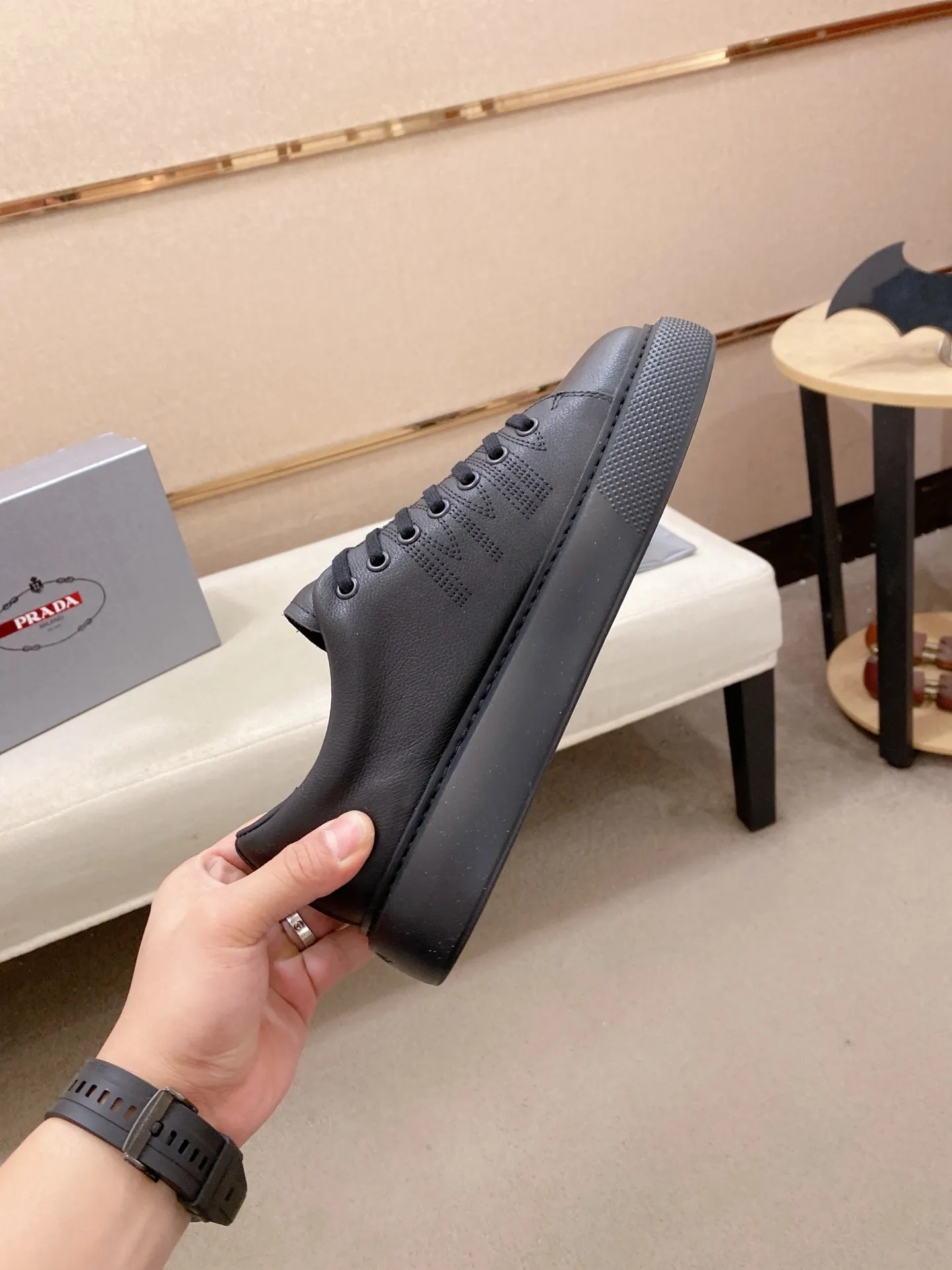 Factory price 560💰 ✔️✔️✔️Higher version High-quality new PRADA (Prada) counters are launched simultaneously. The new men's shoes and 😘fabric are made of selected first-layer cowhide with superb craftsmanship. Lining: Full cowhide lining. 👍🏿 High-end ☄️ air-cushion molded anti-slip rubber outsole, exquisite lines, simple and elegant, comfortable and high-end for leisure travel. Code number: 38 to 45